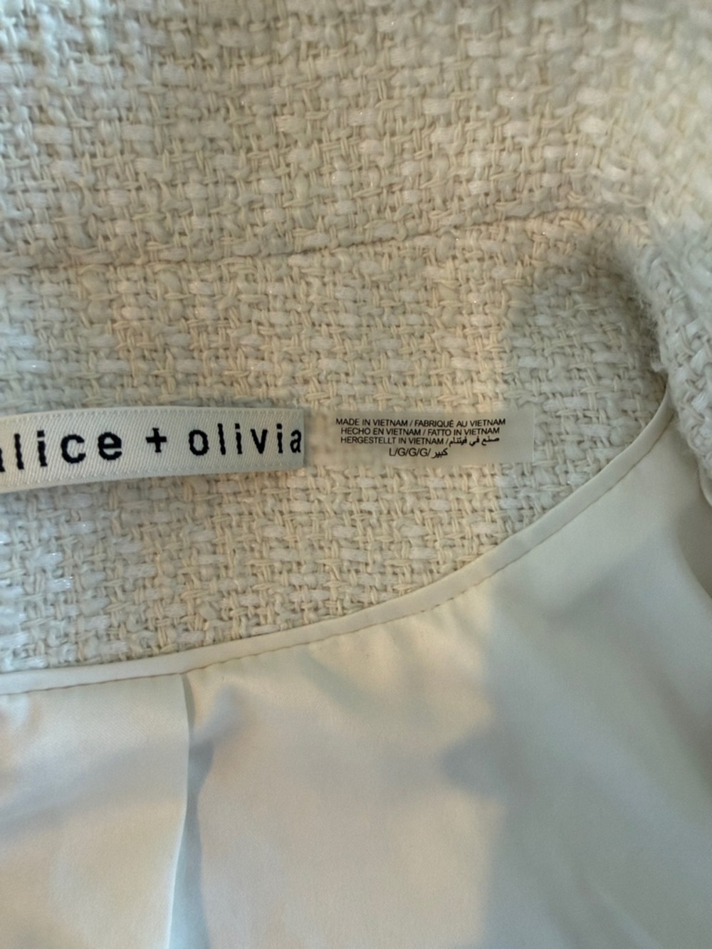 Alice + Olivia
Ilaria Sequin & Bead
Embellished Crop - Picture 7 of 16